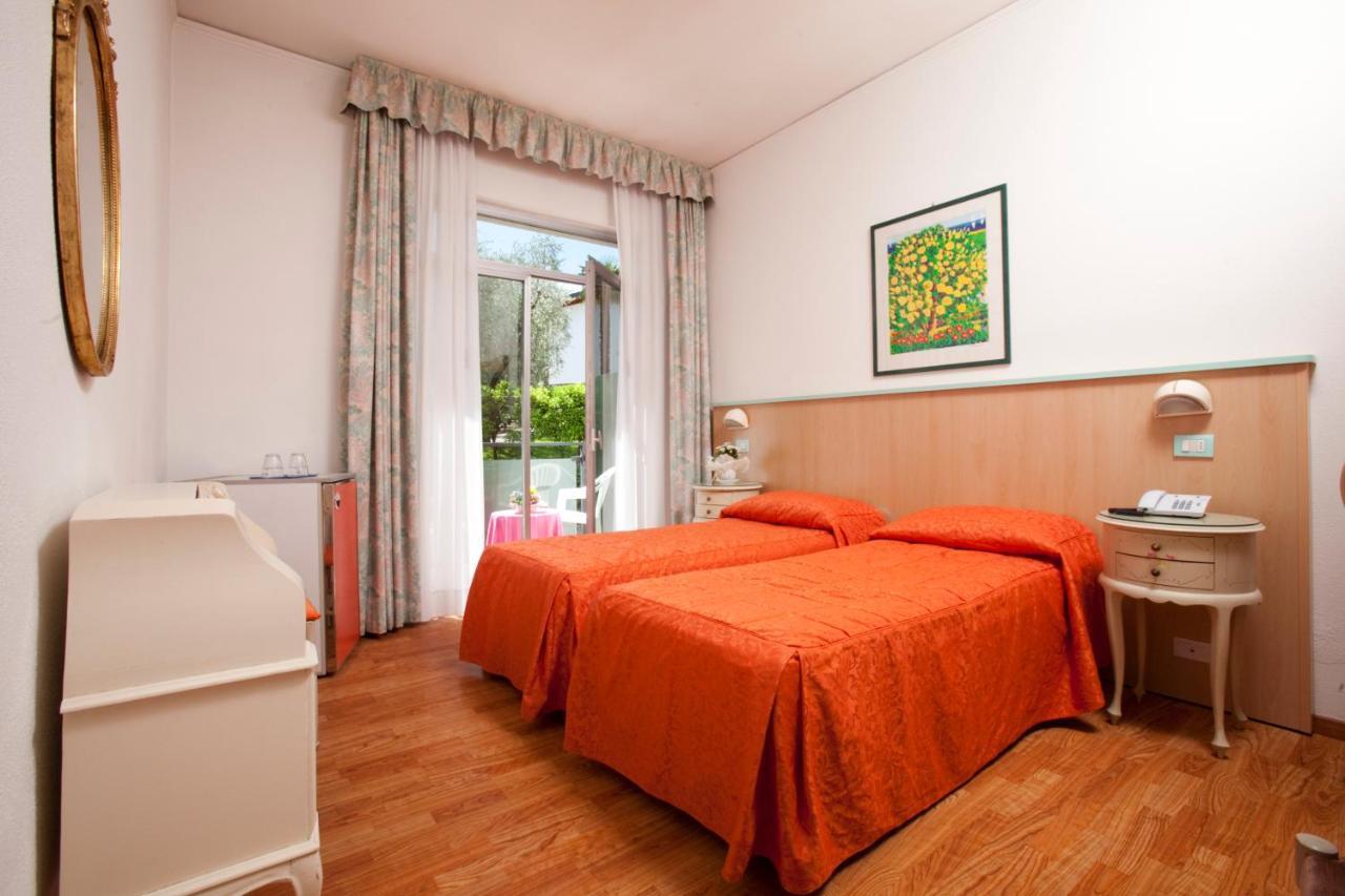 Hotel Residence Rely Brenzone sul Garda Quarto foto